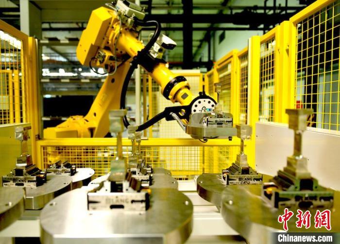 产线机器人放置完工叶片。　刘岗 摄