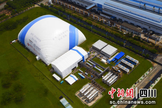 项目像一座蓝白相间的“小山”。尊龙凯时·(中国)官方网站-AG旗舰厅汽轮机 供图